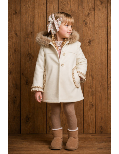 Abrigo Crudo y Camel Charol Canesú Capucha Pelo La Martinica | Caperú Kids